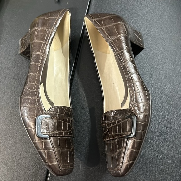 Naturalizer Brown Croc-Embossed Flats with Strap Detail size 9 m - Picture 3 of 8